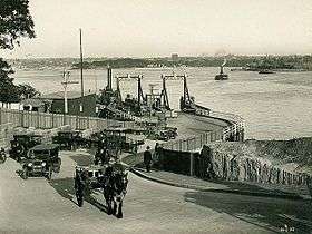 Photograph of the Jeffrey Street ferry terminal with cars and horse-drawn carriages