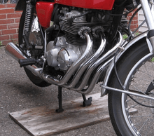 Photo showing the flowing four-into-one exhaust system of the CB400F