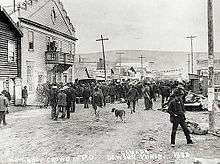 Crowd in line for mail at Dawson post office, 1899
