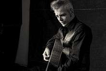 picture of Dale Watson playing a guitar