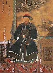 Three-quarter painted portrait of a thickly bearded man wearing a red hat adorned with a peacock feather and dressed with a long dark robe with dragon patterns. Clockwise from bottom left to bottom right, he is surrounded by a sheathed sword mounted on a wooden display, Manchu writing on the wall, a three-clawed dragon and a five-clawed dragon (also printed on the wall), and a wooden desk with an incense burner and a book on it.