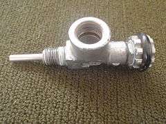 Cylinder valve with 17E taper thread and in-line valve knob. The outlet is a lateral 7-thread G5/8" DIN socket.