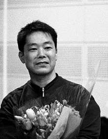 Eitetsu Hayashi accepting flowers after a 2001 concert in Tokyo