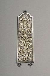 Silver fingerplate with a stylised flower design.