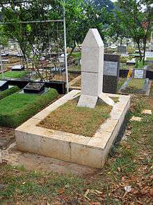A grave, with a large obelisk in the centre