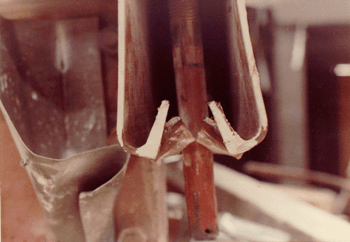 view of a cross-section of the 4th floor support beam which fell, together with the 2nd floor support rod passing through its left and right halves vertically.