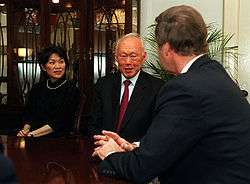 Ambassador to the USA Chan Heng Chee, Lee Kuan Yew, and US Secretary of Defense William Cohen in a room