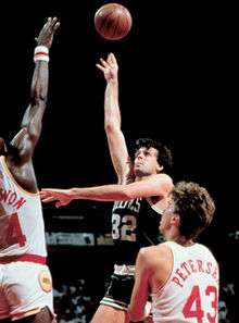 Kevin McHale shooting over opponent.