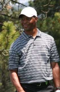 A picture of Marcus Allen golfing.