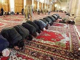 Muslims praying towards Mecca at the Umayyad Mosque in Damascus, Siria.
