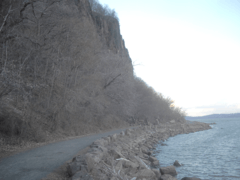 Path along the Hudson River at Nyack Beach State Park