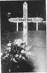 White cross bearing inscription In Luftkampf gefallen für sein Vaterland Engl. Flieger Hauptmann Albert Ball, Royal Flying Corps