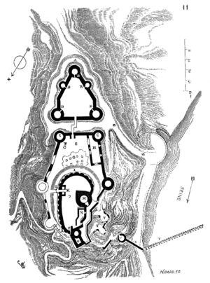 The outer bailey, at the top of the plan, is pentagon shaped and there are five towers spaced along the wall, three of which are at corners. The outer bailey leads to the middle bailey which is an irregular polygon; like the outer bailey, the walls of the middle bailey are studded with five towers. Within the middle bailey is the inner bailey at the bottom of the plan, which in turn contains the keep.