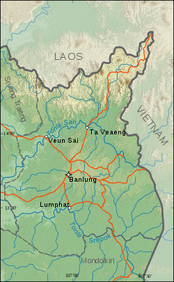 Physical map of Ratanakiri, depicting highest elevation at the province's northern border. The city of Banlung is at the center of the province. Ta Vaeang and Veun Sai are in the north, and Lumphat is in the south.