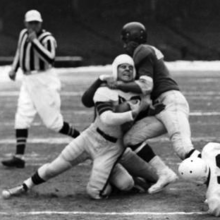 Bumgardner being tackled by Elmen Tunnell during a 1950 football game