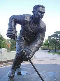 A bronze statue of Richard in full uniform and a skating pose