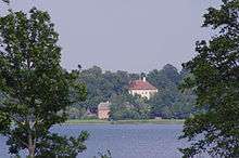 The manor and Lake Saadjärv.