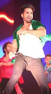 Shahid Kapoor dances on stage