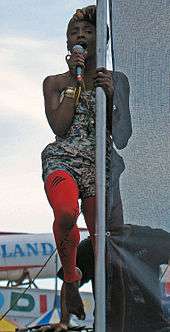 Colour photograph of Singai Shoniwa singing live in 2007.