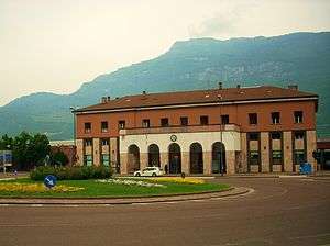 The Piazzale and the passenger building.