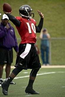 A picture of Troy Smith throwing a pass.